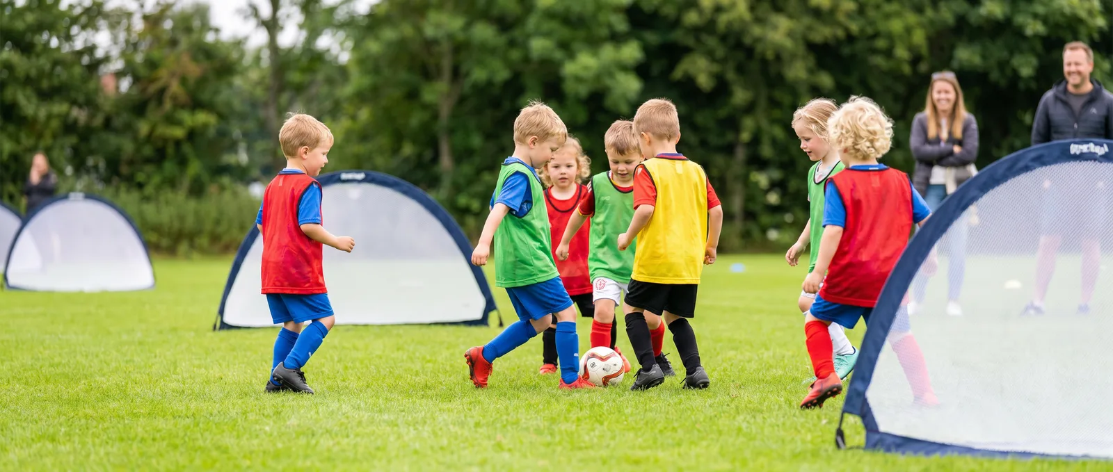 Kinder spielen 3 gegen 3 auf Minitore
