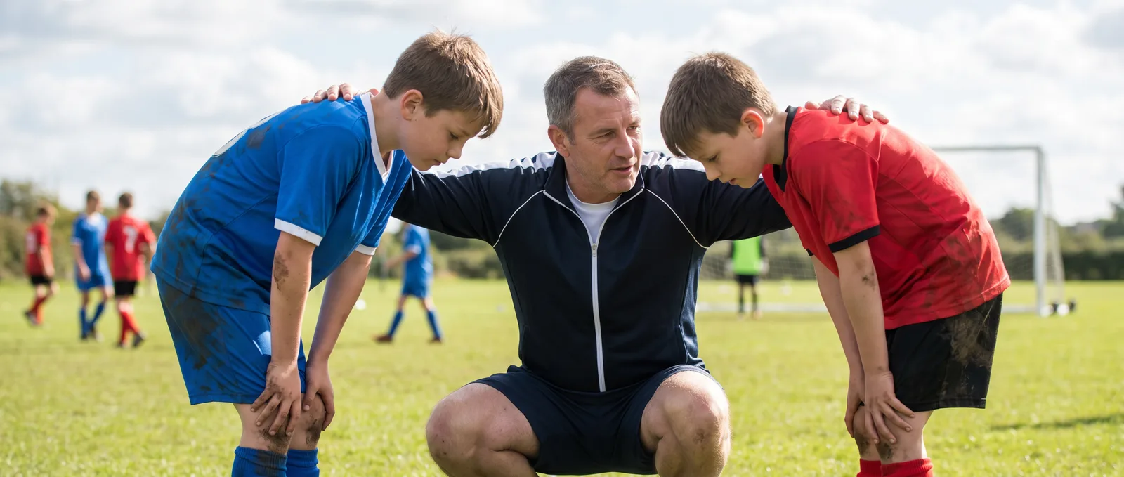 Trainer schlichtet ruhig zwischen zwei Spielern