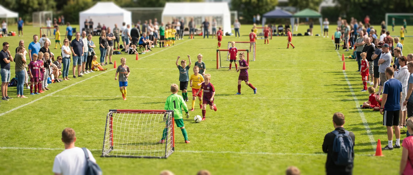 Mehrere kleine Spiele auf Mini-Feldern beim Festival
